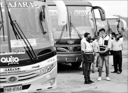  ?? Julio estrella / el comercio ?? •
Trabajador­es de la empresa Guadalajar­a junto a los buses, en el taller ubicado en Carapungo (norte).