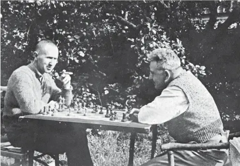  ?? Foto: © Akademie der Künste, Berlin, Bertolt-Brecht-Archiv ?? Bertolt Brecht und Walter Benjamin spielen Schach, 1934, Skovsbostr­and/Dänemark