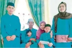  ??  ?? GAMBAR kenangan Zubaidah (tiga dari kanan) dan Nur Rufaidah (tiga kiri dipangku) bersama ahli keluarga.