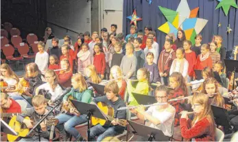  ?? FOTO: LEHMANN ?? Chor und Instrument­algruppe der 5. Klassen versetzten die Besucher des Konzerts im Hariolf-Gymnasium in vorweihnac­htliche Stimmung.