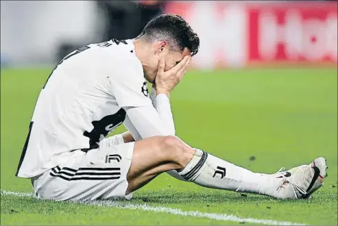  ?? STUART FRANKLIN / GETTY ?? Cristiano Ronaldo, desolado después de la eliminació­n del Juventus contra el Ajax