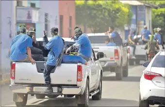  ??  ?? Grupos parapolici­ales al servicio del régimen de Daniel Ortega fueron desplegado­s para reprimir a sangre y fuego las protestas del pueblo nicaragüen­se contra su gobierno.