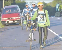  ??  ?? El grupo “Ciclistas Concepcion­eros” llegó ayer a la Capital Espiritual.