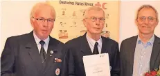  ?? FOTO: DRK ?? Die geehrten Ehrenamtli­chen Hans-Jürgen Fischer und Erich Kempkes sowie Justiziar Dirk Stalinski, von links.