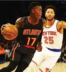  ?? (Reuters) ?? ATLANTA HAWKS point guard Dennis Schroder (left) scored 28 points – including the go-ahead three-pointer with 22 seconds left – to lead the Hawks to a 108-107 road victory over Derrick Rose (right) and the New York Knicks on Monday night, the Hawks’...