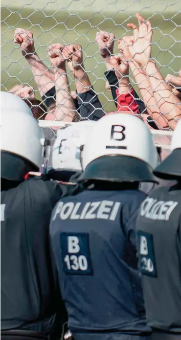  ?? Foto: AFP/Rene Gomolj ?? In Österreich wurde vergangene Woche die Abwehr von Flüchtling­en geübt.