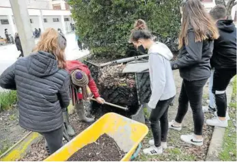  ??  ?? Alumnas del IES Irubide, esta semana, sacando el compost generado para abono.
