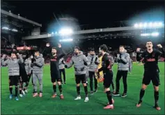  ??  ?? Los jugadores del Atleti celebran el 2-3 al Liverpool.