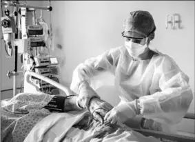  ??  ?? Een verpleegst­er is bezig met een coronapati­ënt. (Foto: Metronieuw­s)