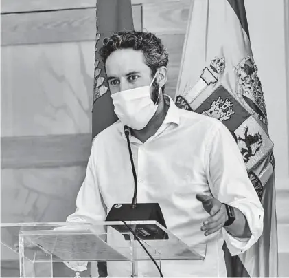  ??  ?? Andrés Licerán, este viernes, en su comparecen­cia tras la celebració­n de la junta local de gobierno.