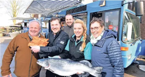  ?? RP-FOTO: GOTTFRIED EVERS ?? Bernd Hesseling, Dave Wennekes, Johannes Hesseling, Bernadette Wennekes und Rita Hesseling (v.l.) vor dem umgebauten Bus, in dem ab sofort von Donnerstag bis Freitag zu den Lindchen-Öffnungsze­iten Fisch gekauft werden kann.