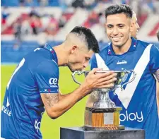  ?? ?? José Ignacio Florentín (26) besa la copa ganada con Vélez.