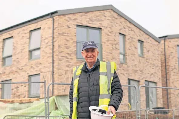  ?? ?? Professor Gordon Anderson back at Ellengowan Drive to see the changes taking place to the area he grew up in 70 years ago.