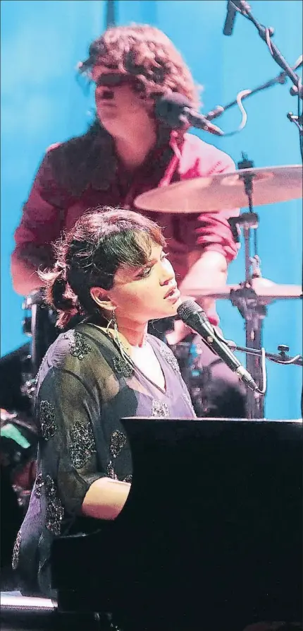  ?? ALBERT PUIG / NORD MEDIA ?? Norah Jones, anoche, durante su actuación