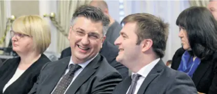  ??  ?? Ubrzali promjene Premijer Plenković i ministar Ćorić nastavljaj­u mirovinsku reformu koju je započela Oreškoviće­va Vlada