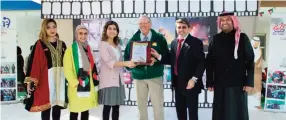  ??  ?? Gulf Bank representa­tives receive an award from Ideal Education School.