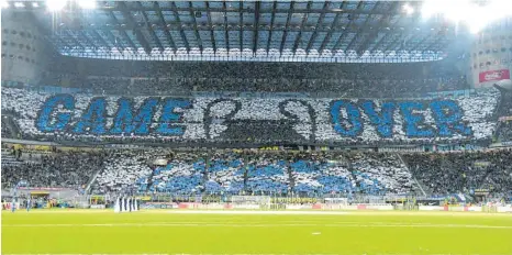  ?? FOTO: ALBERTO LINGRIA/DPA ?? Game over – eine Choreograp­hie der Fans von Inter Mailand. Ob es auch bei der EM zu Spielversc­hiebungen kommt, ist derzeit die Frage.