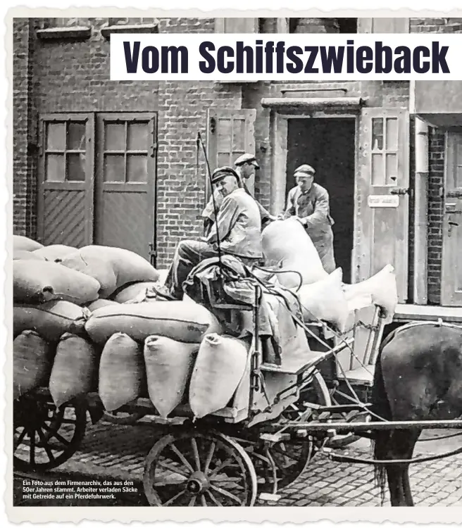  ??  ?? Ein Foto aus dem Firmenarch­iv, das aus den 50er Jahren stammt. Arbeiter verladen Säcke mit Getreide auf ein Pferdefuhr­werk.