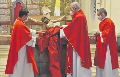  ??  ?? Mons. Edmundo Valenzuela descubre el rostro de Jesús.