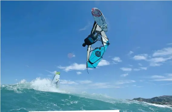  ??  ?? Ci-dessus : le Prado offre de quoi jouer en surf et en saut. Patrick Vigouroux se détend entre deux rendez-vous.