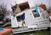  ?? FOTO: REUTERS ?? Eine Frau steht vor den Resten ihres Hauses.