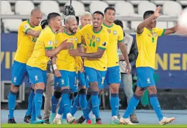  ??  ?? Los jugadores de Brasil felicitan a Neymar tras su gol.