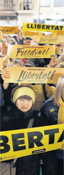  ??  ?? „Freiheit“für inhaftiert­e Politiker und Aktivisten fordern katalanisc­he Demonstran­ten seit Wochen vor dem Gefängnis von Badalona. Seoul