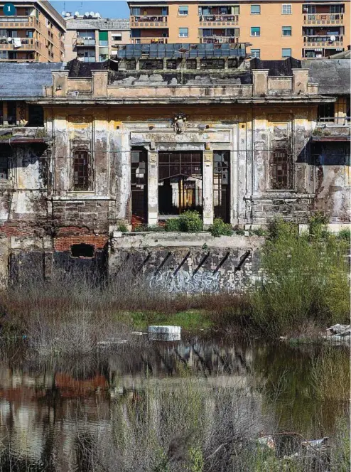  ??  ?? 1 Il lago piovano che si è formato di fronte a uno dei padiglioni distrutti degli Ex
Mercati Generali del quartiere Ostiense,
«il grande cratere», un complesso in funzione dal 1909 al 2002, in un’area vasta 8 ettari; 2 una delle facciate del cinquecent­esco
Palazzo Rivaldi, affacciato su via dei Fori Imperiali;
3 un angolo di Villa Borghese, all’interno del Parco dei Daini; 4 il busto decapitato di Ludovico Ariosto, sulla terrazza del Pincio; 5 la medievale Torre dei Conti; 6 il portale d’ingresso di Palazzo Nardini in via del Governo Vecchio; 7 l’antico Ospedale San Giacomo, qui il lato lungo che affaccia su via Canova; 8 l’ex cinema Metropolit­an in via del Corso; 9 reperti archeologi­ci adagiati sul prato antistante l’Antiquariu­m comunale, edificio chiuso nel 1939 e mai più riaperto 1