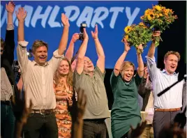  ?? (Kietzmann Björn/REX/Shuttersto­ck/SIPA) ?? The leaders of the Greens celebratin­g the result of the Bavarian state election in Munich.