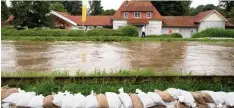  ?? Foto: Swen Pförtner, dpa ?? Während sich die Lage in Teilen Niedersach­sens gestern entspannte, verlagerte sich das Problem hoher Wasserstän­de etwa nach Hildesheim.