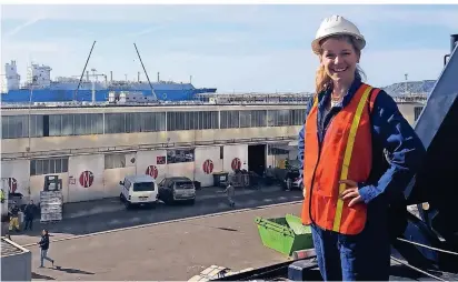  ?? FOTO: MOLZBERGER ?? Katharina Molzberger mit Helm und Blaumann: Auf diesem „Drydock“wurde das Kreuzfahrt­schiff umgebaut. Molzberger ist froh, gerade noch rechtzeiti­g nach Hause geflogen zu sein.