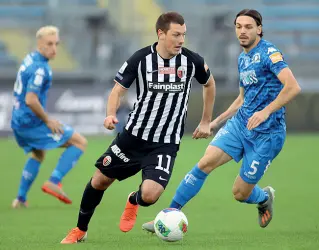  ??  ?? Sotto la lente Nikola Ninkovic dopo due ottime stagioni all’Ascoli può ritrovare la serie A con il Verona