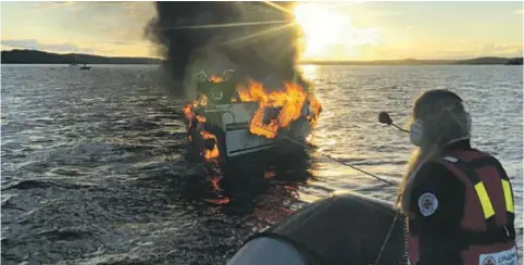  ??  ?? Räddningss­tationen på Dalarö larmades 19 juli 2017 om brinnande segelbåt i Erstaviken. Sjöräddnin­gssällskap­et räddade två personer ur vattnet.