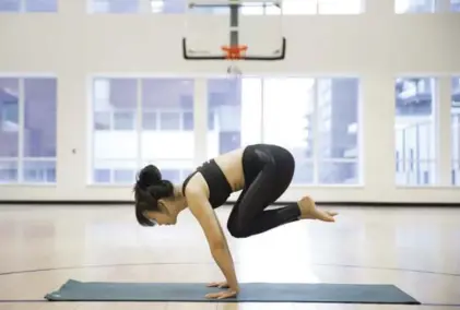  ?? ANNE-MARIE JACKSON/TORONTO STAR ?? YuMee Chung demonstrat­es the gravity-defying Hang Time yoga pose.