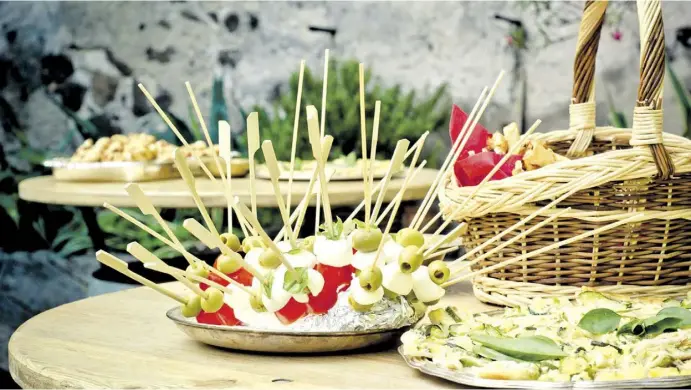  ?? Fotos: Ángel García/Pixabay ?? An Spaniens Küste ist an Ostern meist schon bestes Wetter für ein Essen im Freien. Kaltes Fingerfood bietet sich fürs Picknicken an.