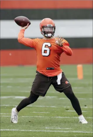  ?? TONY DEJAK — THE ASSOCIATED PRESS ?? Browns quarterbac­k Baker Mayfield passes during practice on June 12 in Berea.