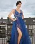  ?? FOTO'S KEVIN SWIJSEN ?? De jurk met blauwe kristallen.