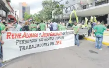  ??  ?? Médicos y funcionari­os de IPS se volverán a congregar hoy frente a la sede central para decidir si van a huelga.