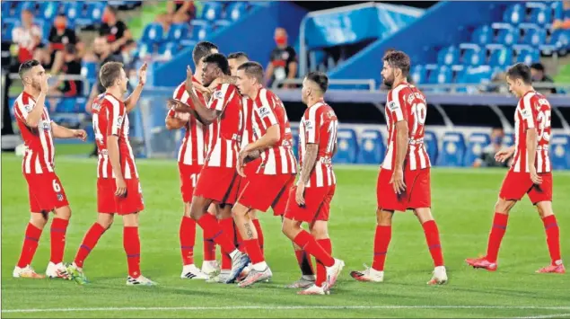  ??  ?? La plantilla del Atlético celebra en el centro del campo del Coliseum Alfonso Pérez la victoria ante el Getafe, en la penúltima jornada de LaLiga 2019-20.