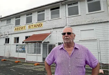  ?? MURRAY WILSON/STUFF ?? RACE chief executive Al Robertson in front of the soon-to-be-dismantled Ascot Stand at Awapuni Racecourse.