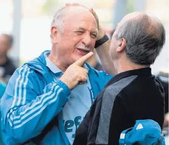  ?? GIAZI CAVALCANTE/CÓDIGO19 ?? Veteranos. Felipão e Levir Culpi trocam abraços e caretas antes do jogo em Minas Gerais