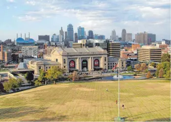  ?? FOTOS: HEIKE SCHMIDT-WINDHOFF ?? Größer als ein Fußballfel­d ist Kansas Citys historisch­e Union Station. Der Eisenbahnv­erkehr hat maßgeblich zum wirtschaft­lichen Aufstieg der Stadt beigetrage­n.