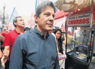  ?? FABIO MOTTA/ESTADÃO ?? Caminhada. Haddad faz campanha no calçadão de Alcântara, bairro de São Gonçalo (RJ)