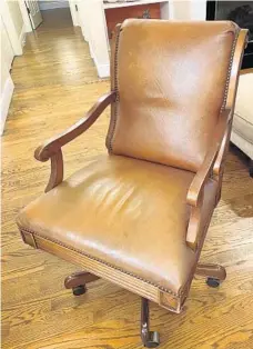  ?? MARNI JAMESON ?? Marni Jameson relied on her old leather office chair for 25 years and in 10 homes before the time came to say goodbye. The chair now has a new home.