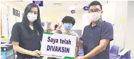  ??  ?? GIRANG: (Dari kiri) Chua, Moh dan Hii merakam gambar kenangan selepas masing-masing menerima suntikan vaksin COVID-19, semalam.