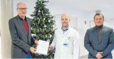  ?? FOTO: KLINIKUM ?? Andreas Junghanns (Mitte) mit Geschäftsf­ührer Sebastian Freytag (links) und Personaldi­rektor Oliver Butsch (rechts) bei der Ernennung.