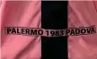  ??  ?? La scritta sulla manica della maglia del Palermo