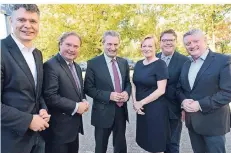  ?? FOTO: WOI ?? EU-Kommissar Günther Oettinger (3. v. l.) wird von den Gastgebern begrüßt; v. l.: Geerlings, Lienenkämp­er, Leyhausen, Heveling und Gröhe.