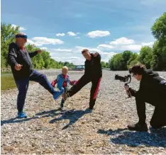  ?? Foto: Fiona Reiser ?? Den Corona-Gruß praktizier­t Tina Schüssler mit unserem Redakteur Oliver Reiser und dessen Enkel Leo. Kameramann Luca Wiesner hält die Szene für das neueste Musikvideo der Sängerin fest. „Gedanken springen“heißt der Song, der auf ihrem neuen Album, das am 11. September, erscheint, zu hören sein wird.