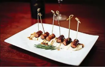  ?? PHOTOS BY SAMANTHA GLENNON ?? Chistorras: mini sausages in a garlic white wine sauce, over mashed potatoes.